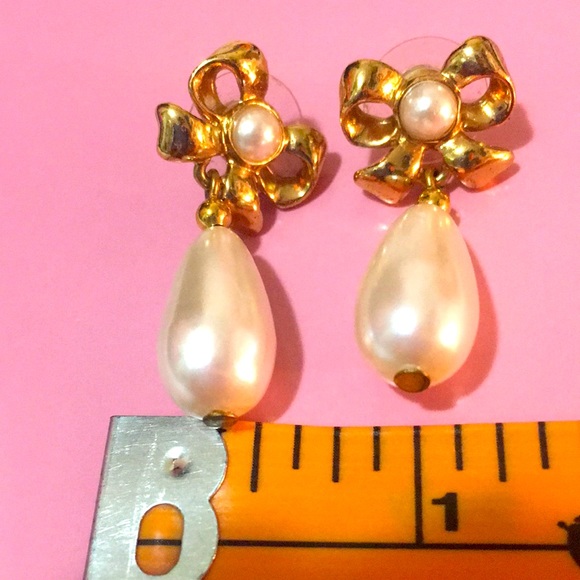 🆑🫧 CLEARANCE!🏷️ Gold-tone Ribbon and Faux Pearl Earrings Vintage - Picture 15 of 16